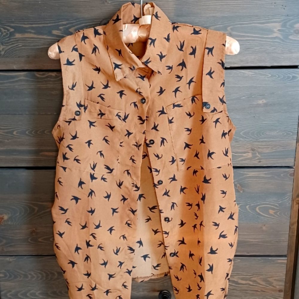 Sleeveless Bird-Print Button Front Top - Tan